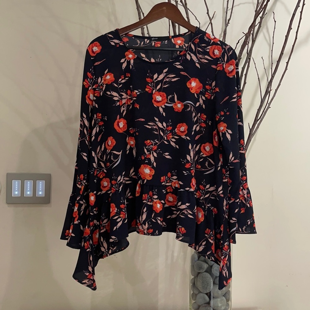 Gibson | Women’s Bell Sleeve Ruffle Shark Bite Top
